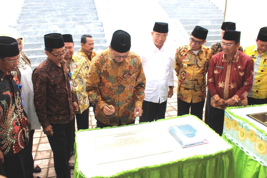 Menag RI Lukman Hakim Saifuddin menandatangani Prasasti
