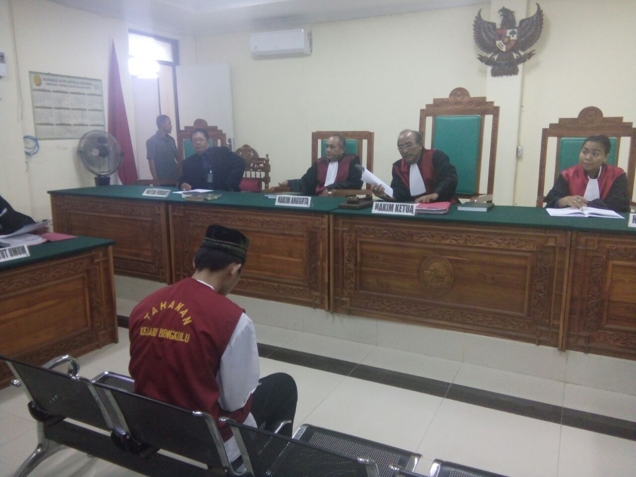 Tampak Terdakwa tertunduk lesu mendegarkan Tuntutan JPU
