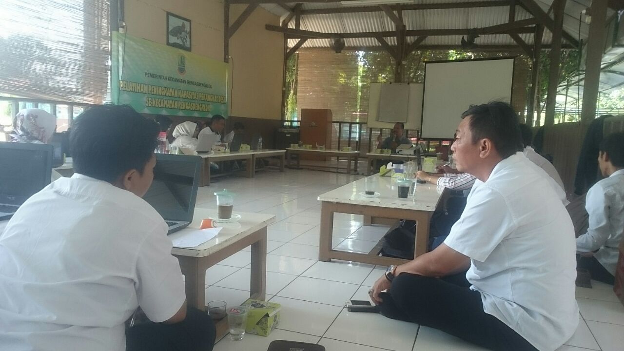 para perangkat desa saat ikut peningkatan kapasitas