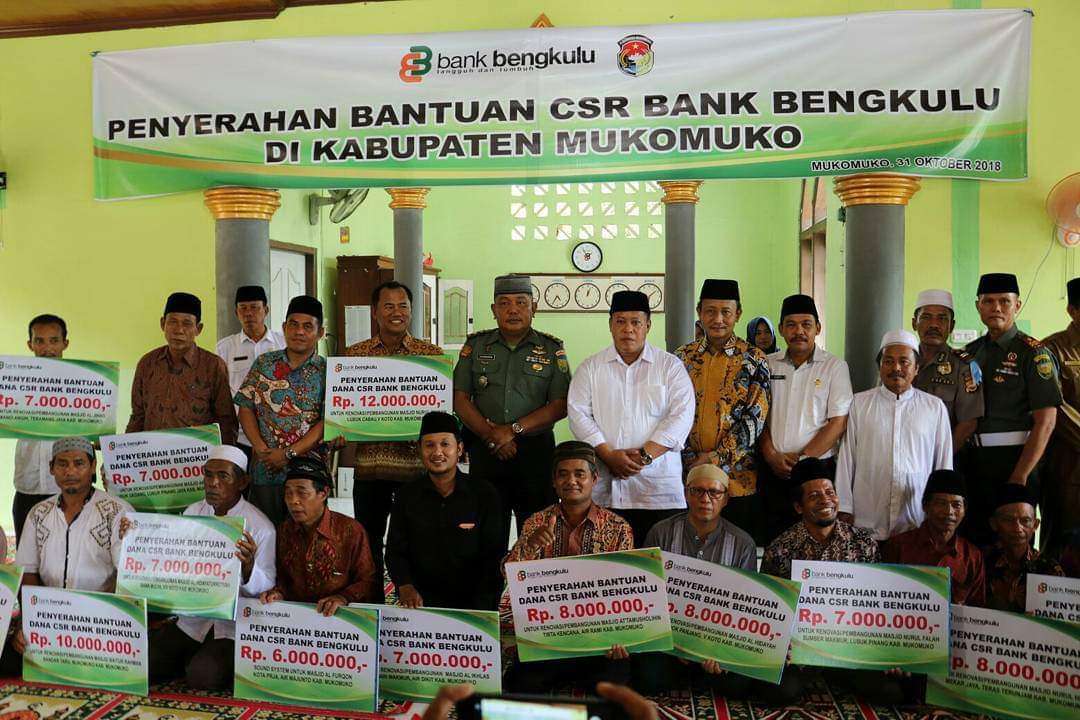 Direktur Utama Bank Bengkulu Agusalim bersama Bupati Mukomuko foto bersama