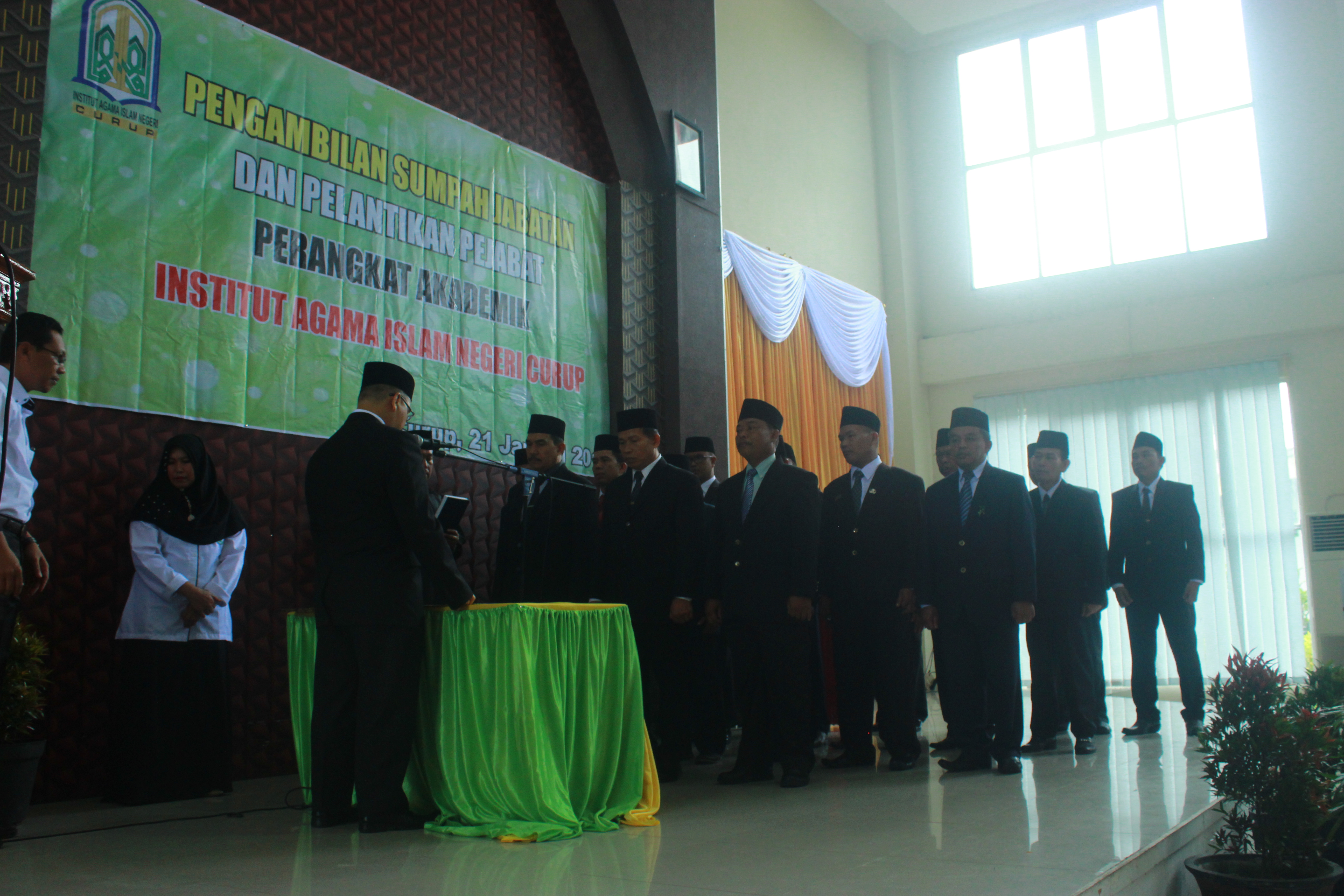 Tampak Rektor IAIN Curup melantik dan mengambil sumpah Jabatan 21 Akademik 