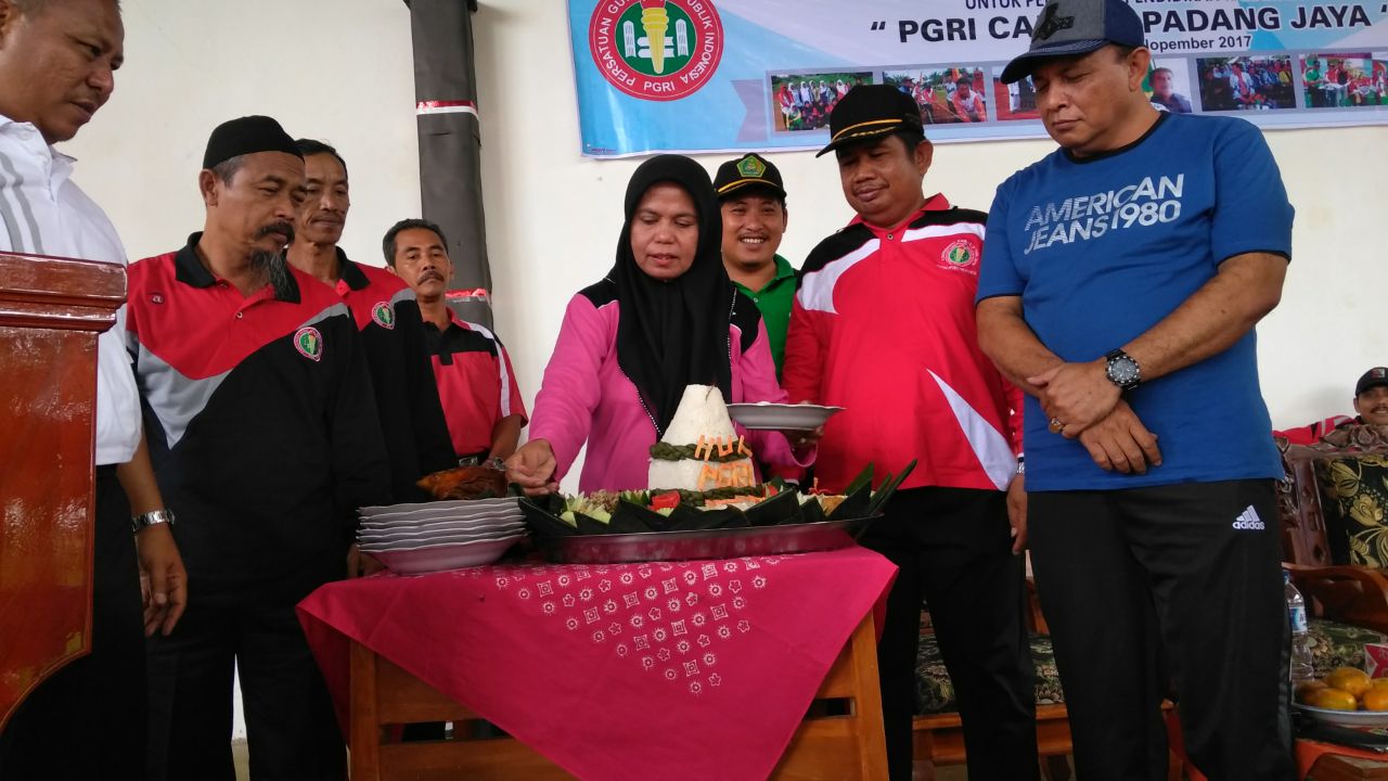 Tampak pemotongan Tumpeng Pun Dilakukan 