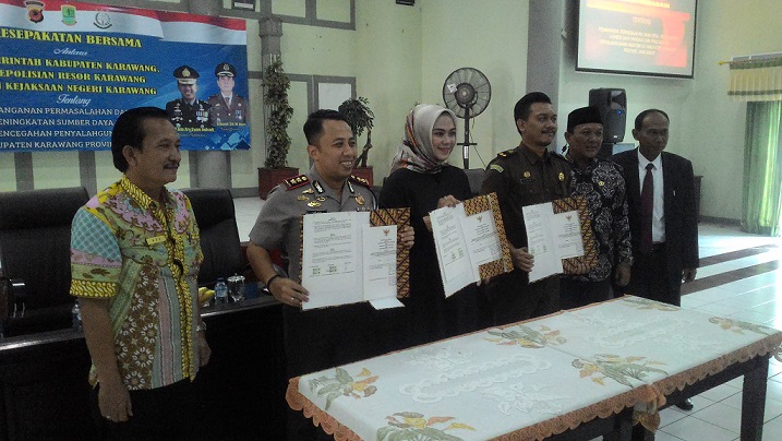 Foto Bersama Usai Penandatanganan MOU atau Nota Kesepahaman