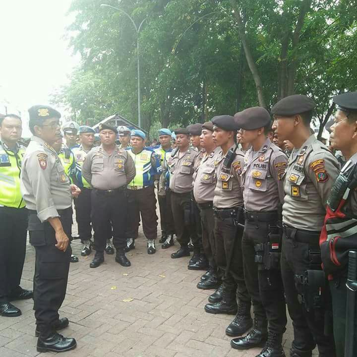 Tampak Dir Sabhara Polda Sumut saat Melaksanakan Pengecekan Personil