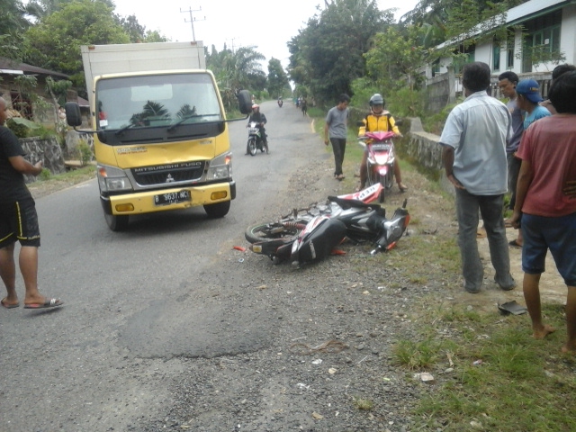 Tampak Mobil vs Motor beradu Kambing