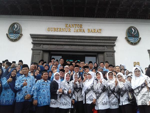 Para Pejabat Pemprov Jabar Foto Bersama Dengan Guru
