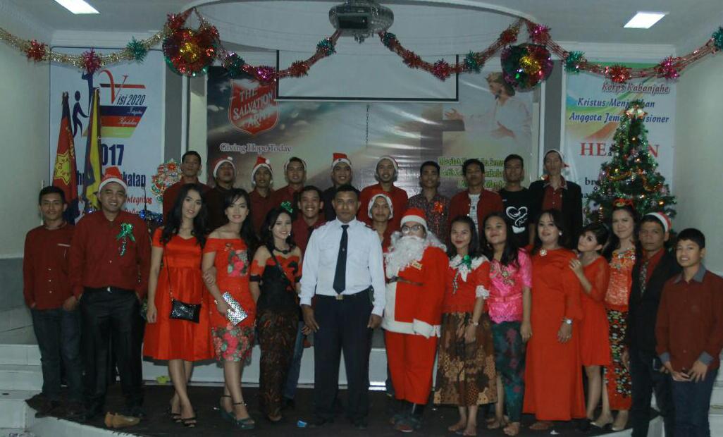 Keterangan Foto : Perayaan natal AKSHA di Gereja Bala Keselamatan Kabanjahe bersama anak-anak panti asuha. ( Foto Ellya)