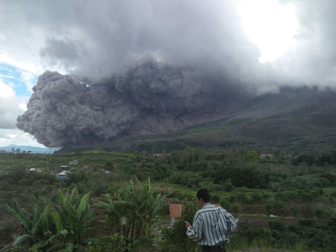 Erupsi Gunung Sinabung disertai Awan Panas, Rabu 15.36 WIB 