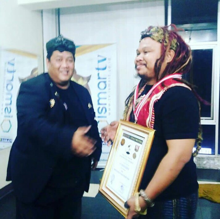 Tampak Mpuh Sembiring Berfoto 