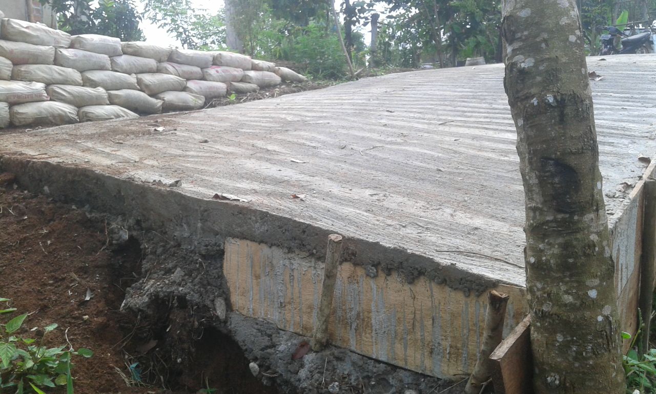Tampak pekerjaan jalan tanpa papan merek