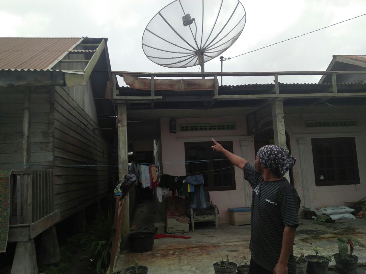 Rumah Warga Tampak Rusak dikarenakan Terkena Abu Vulkanik
