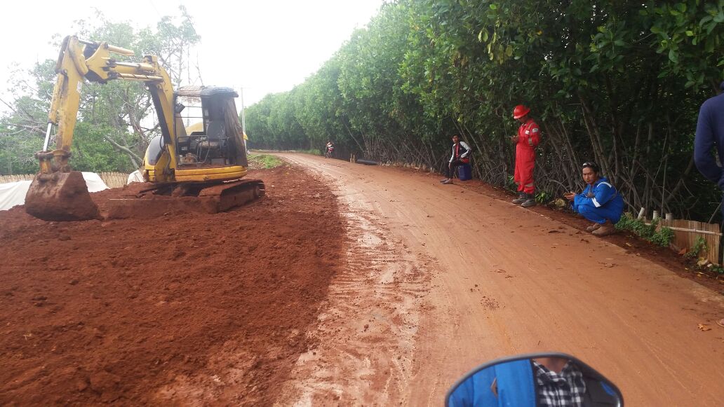 Tampak Alat Berat Saat Melakukan Pelebaran Jalan