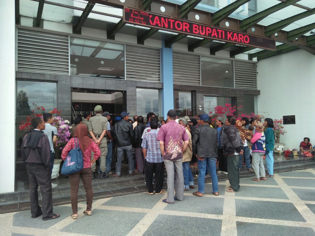 Warga Datangi Kantor Bupati Dari Pagi Hingga Malam Hari