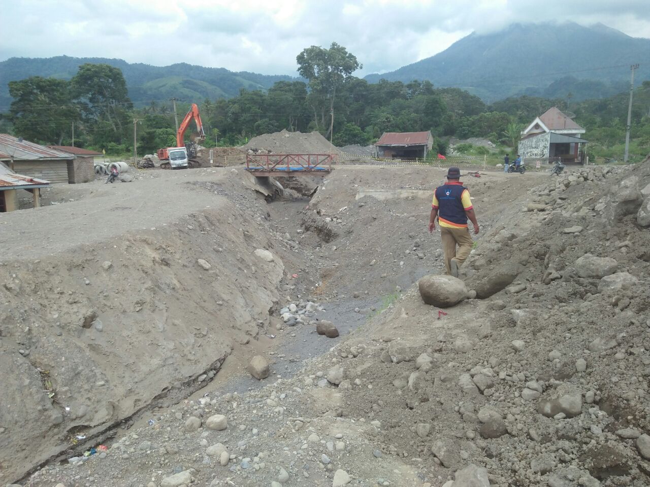 Sungai yang dilalui Aliran Lahar dingin yang berjarak 5 Meter dari Rumah Warga