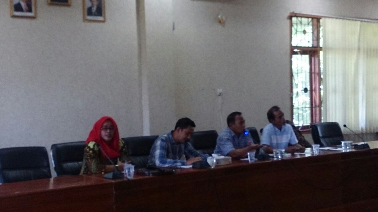 Tampak Waka 2 Teuku Zainal menghadiri Rapat Hearing 