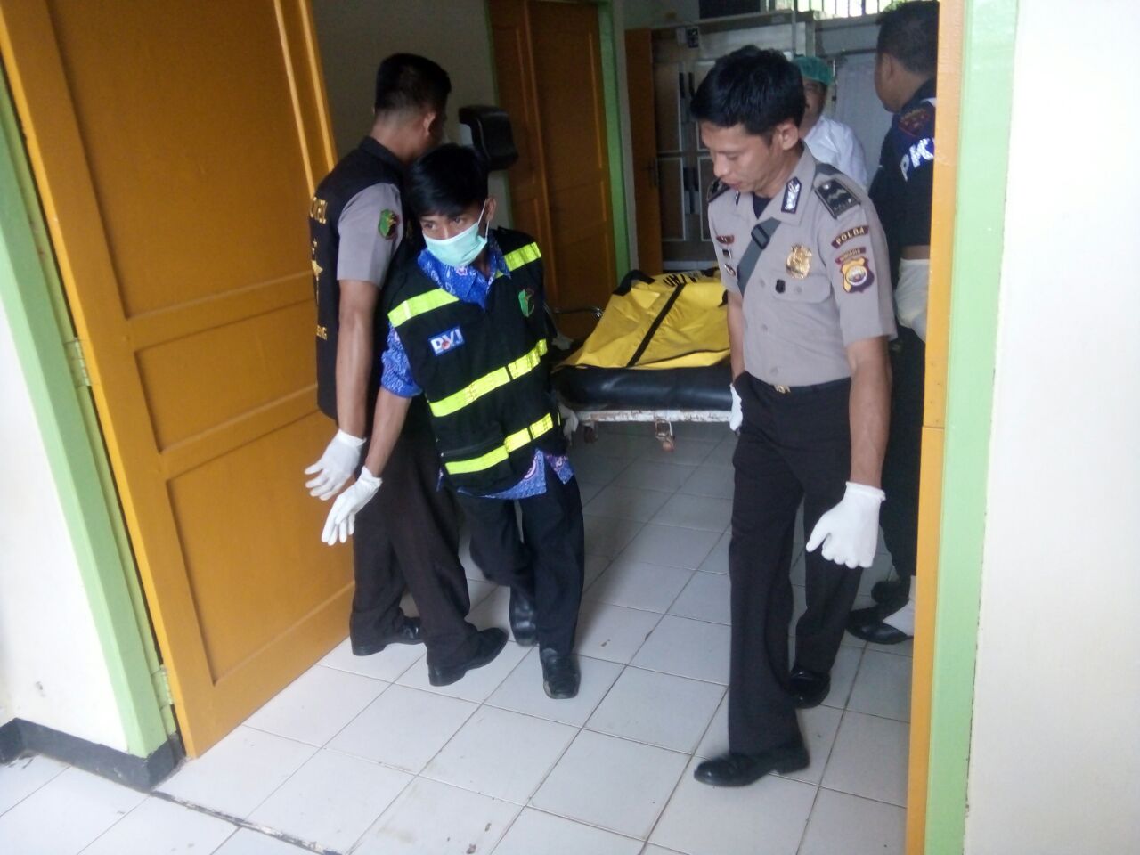 Tampak Korban Dibawa Kerumah Sakit Bayangkara Untuk Diotopsi