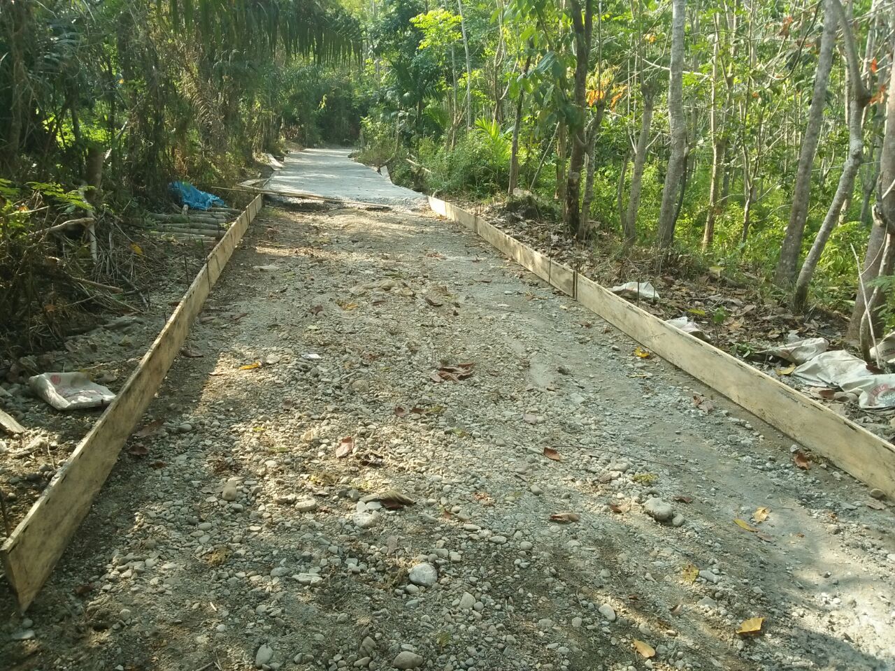 Pembangunan Rabat Beton, yang diduga mengunakan Material tidak sesuai Spek
