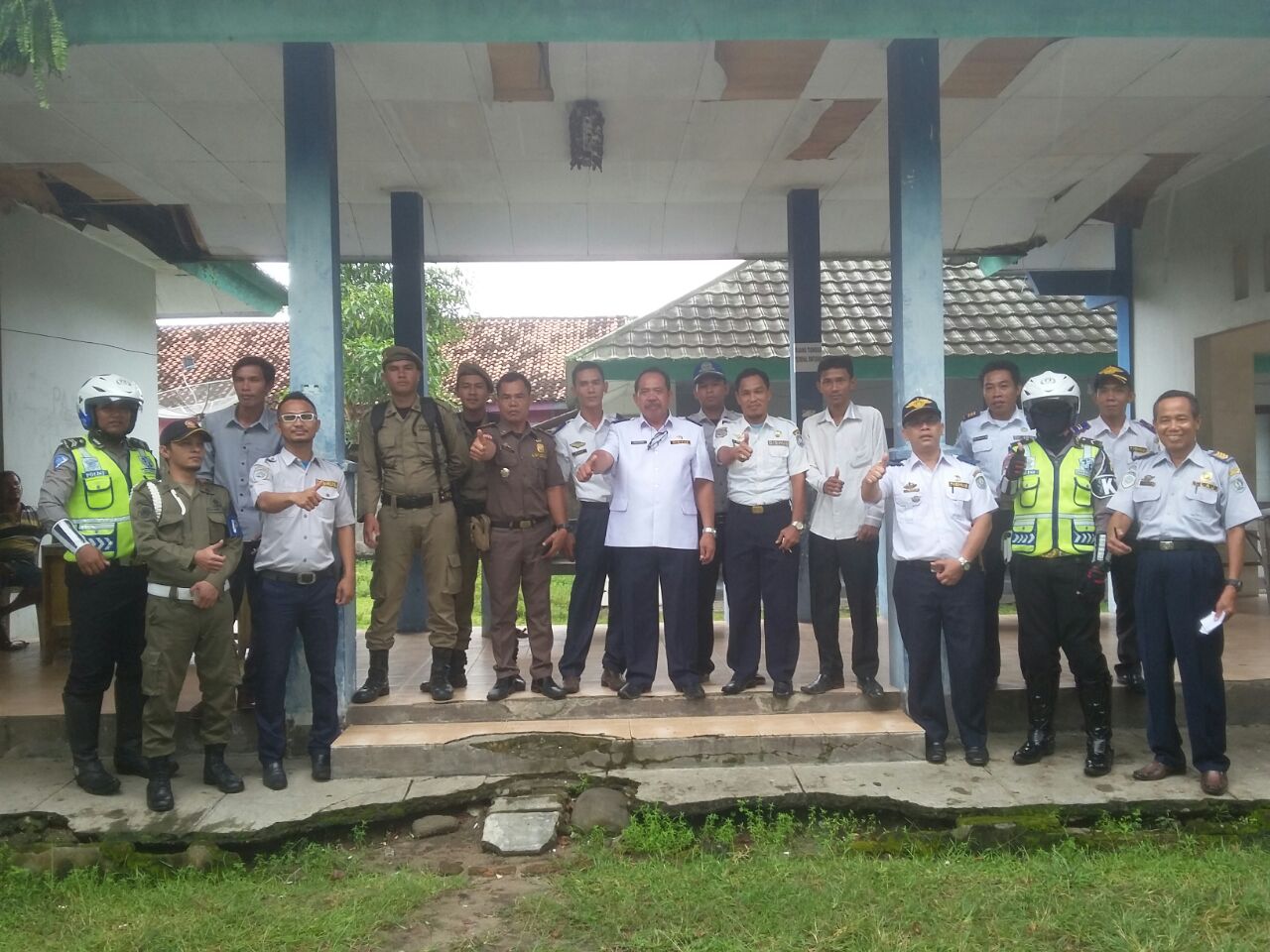 Tampak Dishub,Polres,Satpol PP melakukan Penertiban