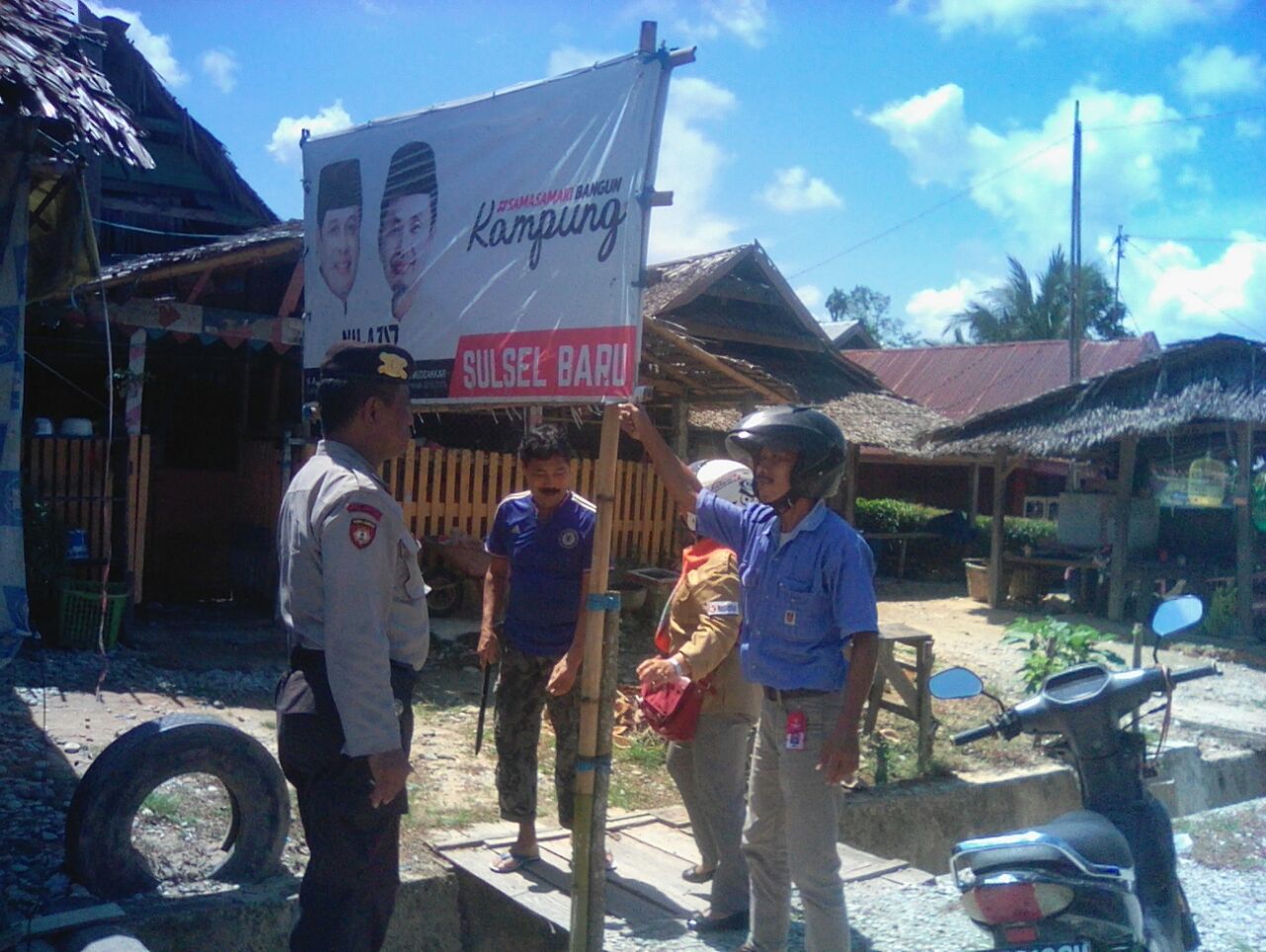 Tampak Panwas didampingi Kepolisian Mencopot Alat Peraga Kampanye
