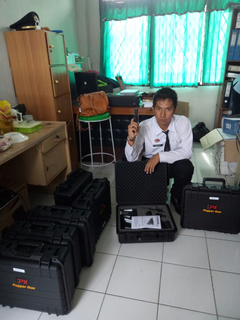 Tampak Pegawai Lapas Menunjukan Bantuan Senjata 