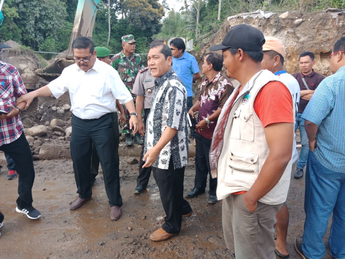 Bupati Karo Mendampingi Anggota DPD RI meninjau Lokasi Jalur Lahar