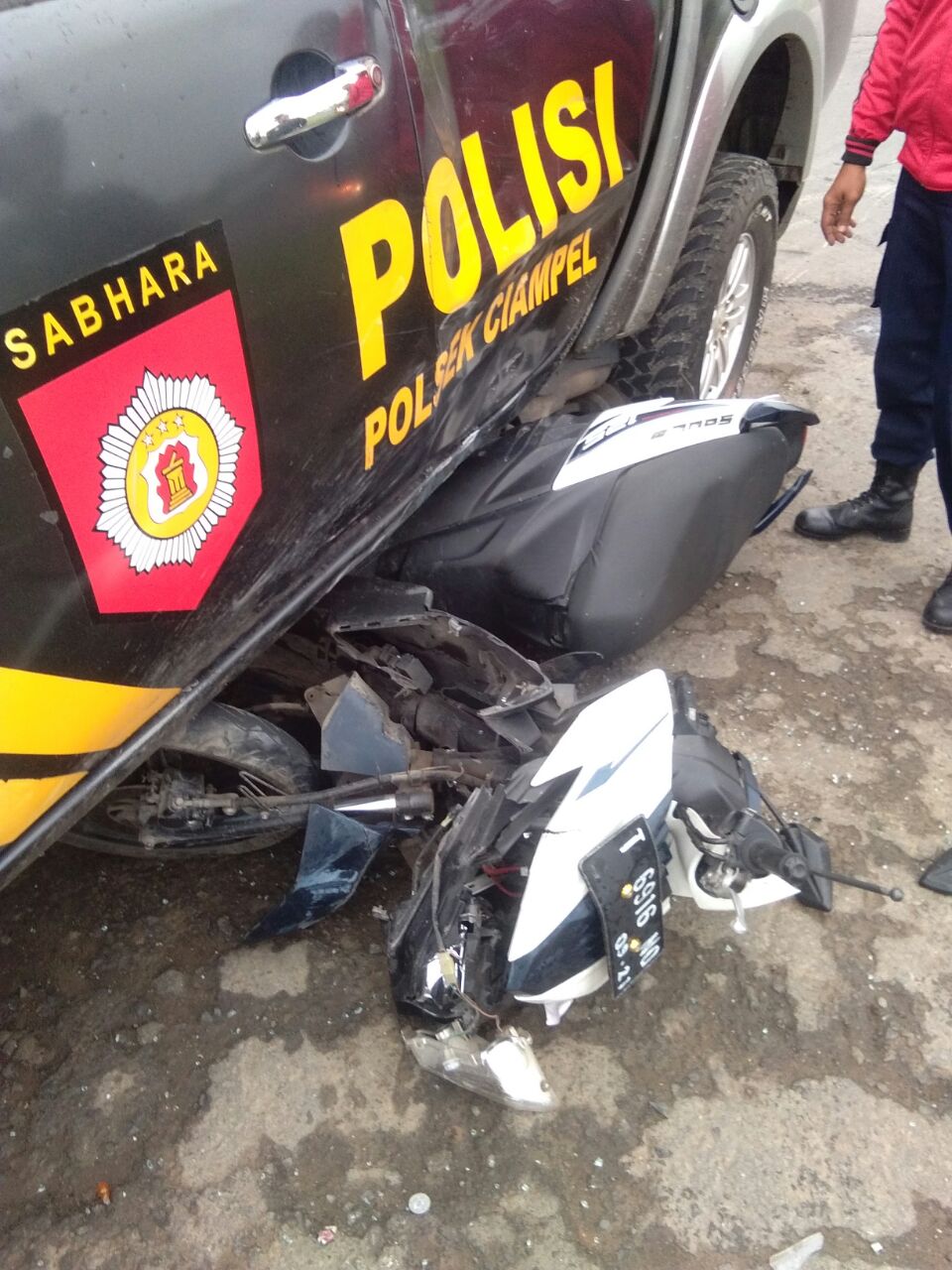 Tampak Motor ringsek saat menabrak Mobil Patroli