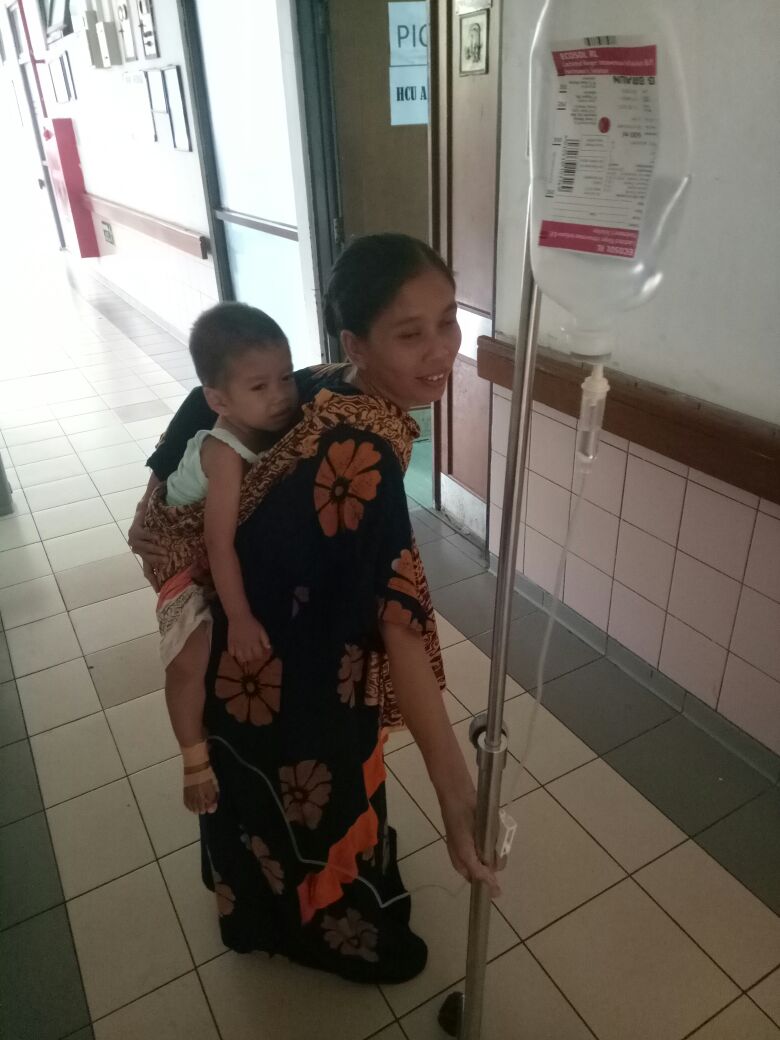 Keluarga pasien saat mengendong Buah Hatinya