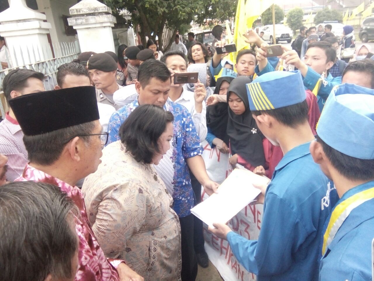 Para Demonstran Diterima Anggota DPRD Provinsi Bengkulu