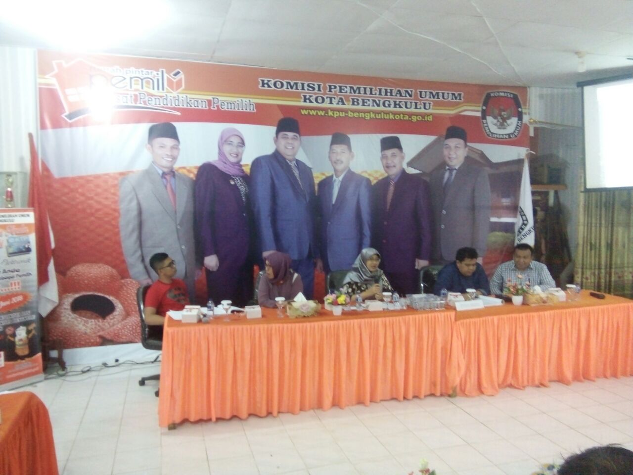 KPU Kota Bengkulu Mengelar Pertemuan dengan Tim Paslon dan awak Media