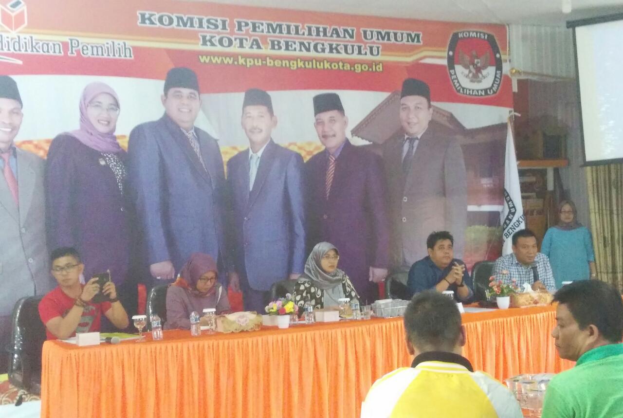 Komisioner KPU Kota Bengkulu Mengelar Pertemuan dengan Paslon dan awak media