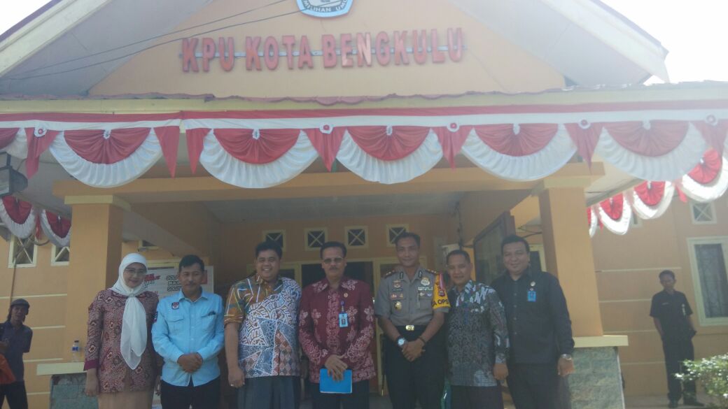 Komisioner Kompolnas Beserta Ketua KPU Kota Bengkulu Foto Bersama