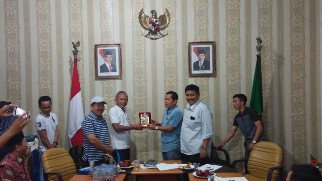 Pemberian Cinderamata Mata oleh Pemkot Bengkulu ke DPRD DKI 