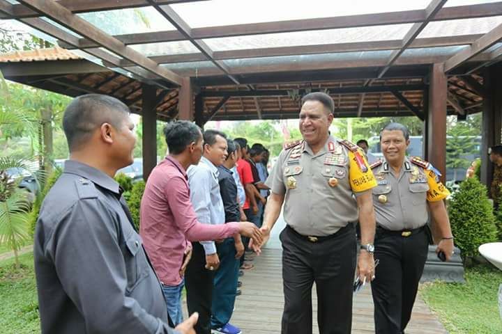 Kapoldasu Menyalami Tokoh Masyarakat