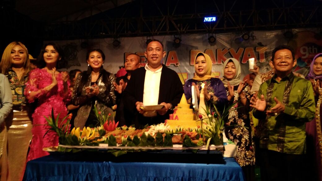 Bupati Tuba Barat Memotong Nasi Tumpeng dalam Rangka HUT Ke 9