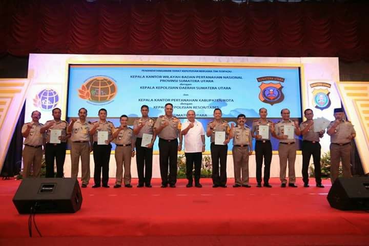 Usai penandatanganan Melakukan Foto bersama 