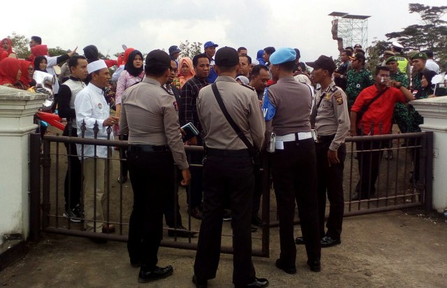 Tampak Warga saat mau menyaksikan Debat Publik