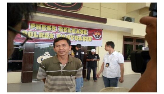 Tampak satuan Polisi mengelar Press Release