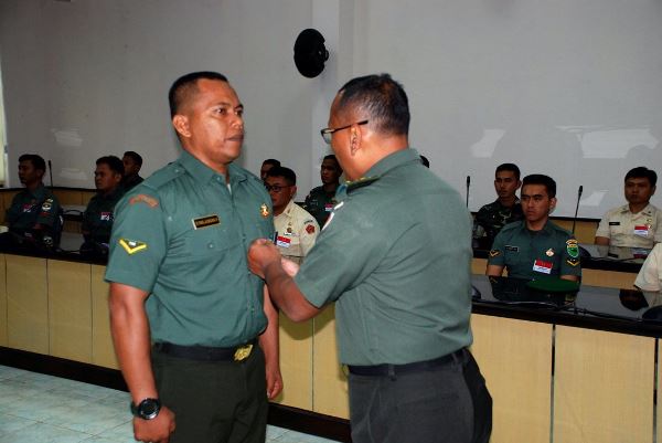 Sersan Dua Rahmad Parlaungan hutahusut Menetima Tanda Jasa