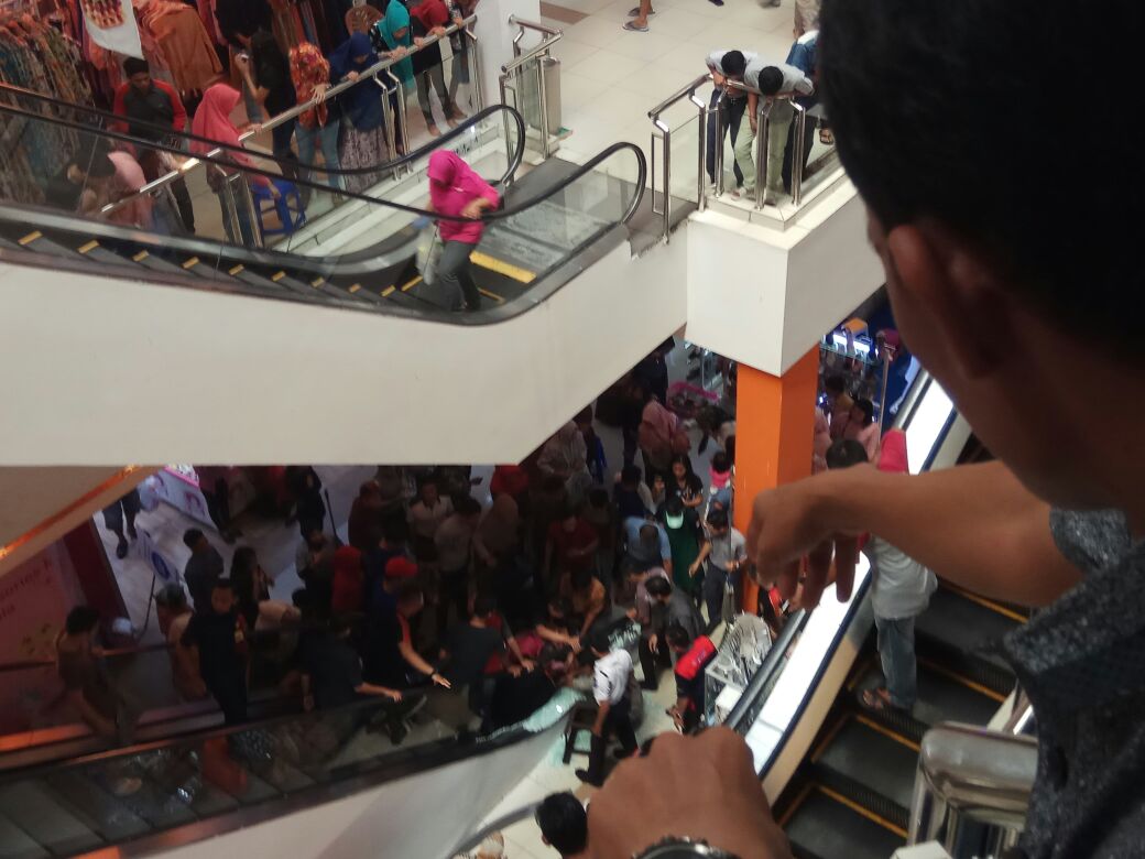 Tampak Balita yang terjepit di salah satu eskalator Mega mall