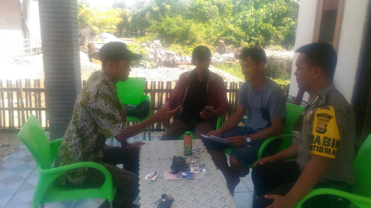 Tampak Kades mengklarifikasi ke awak media