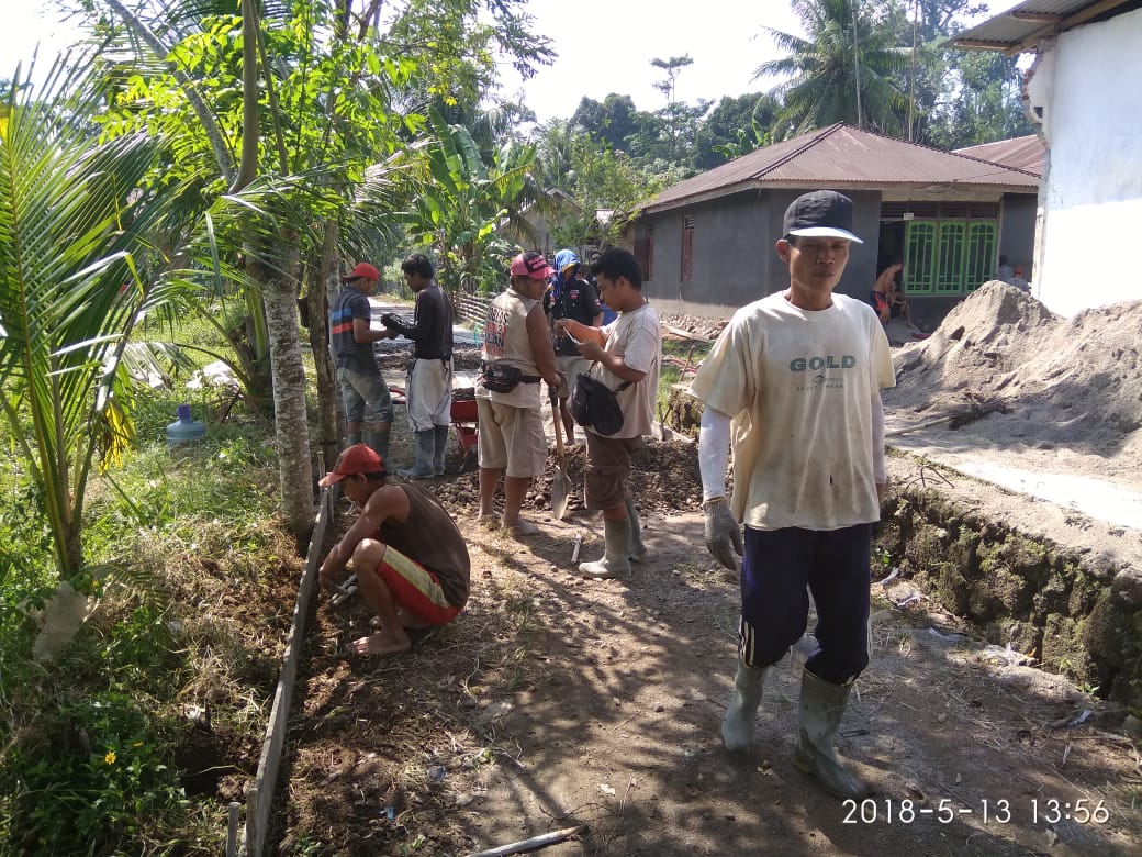 Tampak Masyarakat Antusias dalam mengerjakan Program melalui Dana Desa