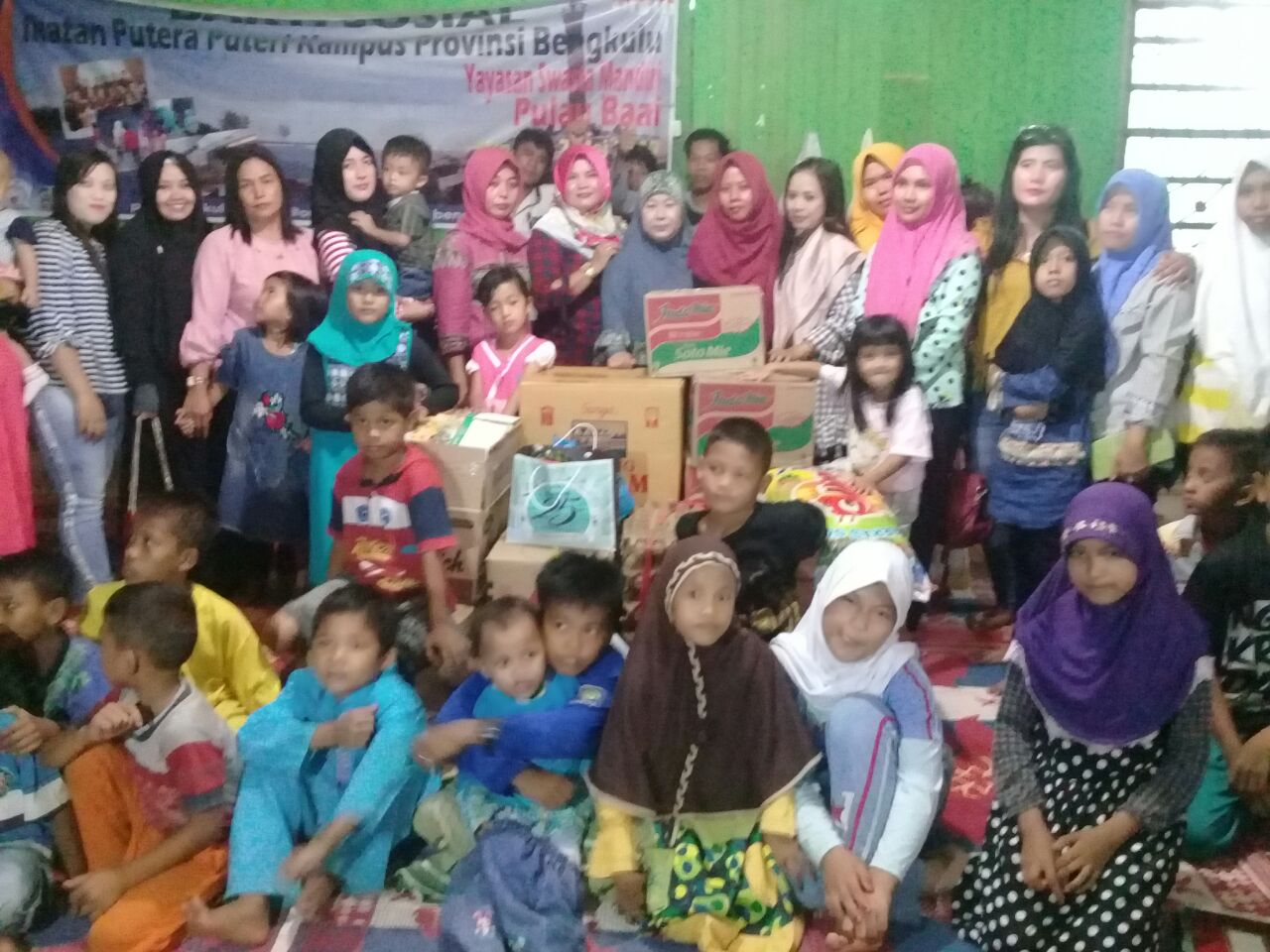 Tampak Pengurus Biboti foto bersama dengan anak Panti asuhan