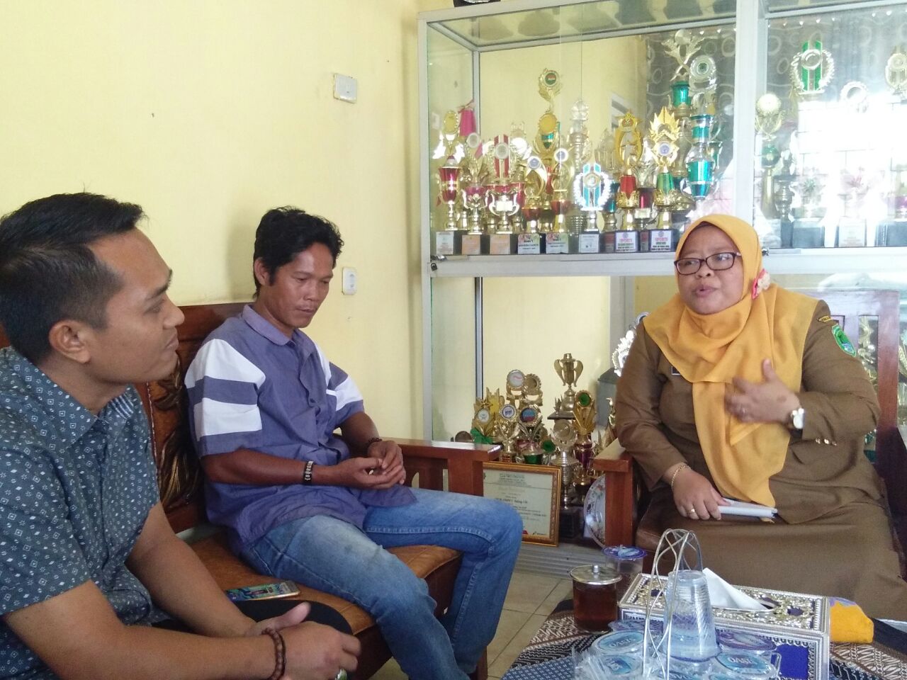 Kepala Sekolah SMP N I Talang Ubi Saat memberikan keterangan dengan awak media 