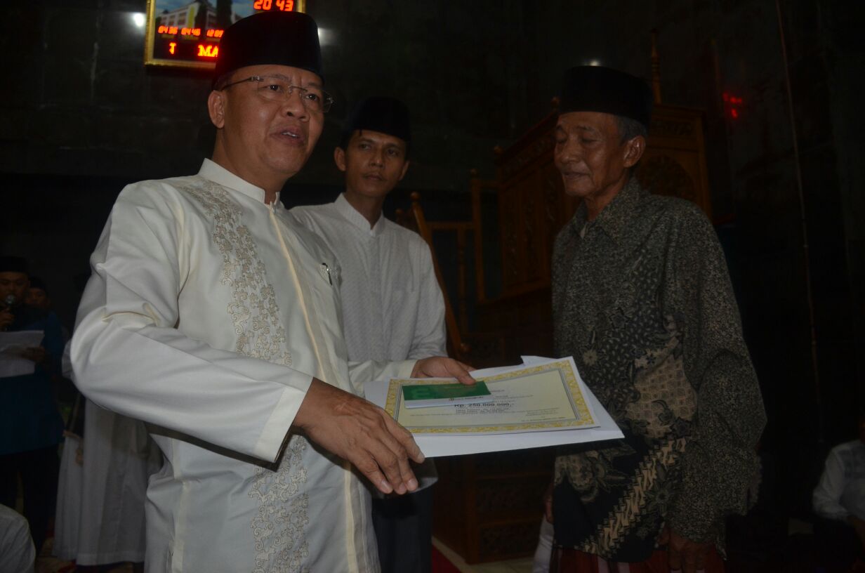 Tampak Plt Gubernur memberikan Bantuan