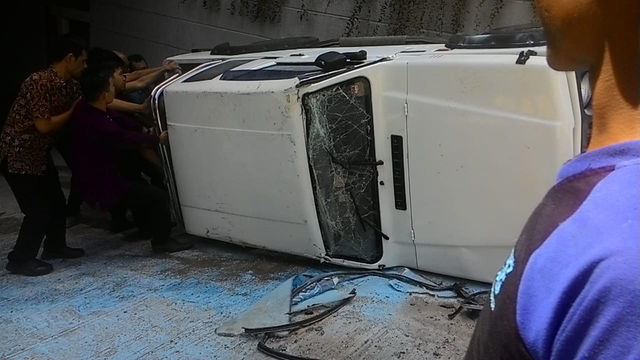 Tampak mobil katana terbalik