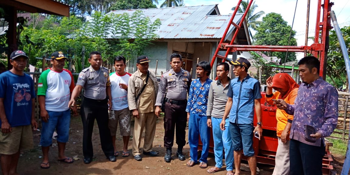 Tampak Kades dan tokoh masyarakat foto bersama