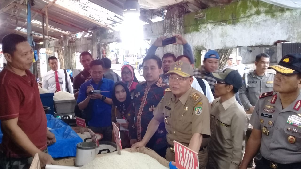 Tampak Plt Gubernur Bengkulu Rohidin Mersyah meninjau Bahan Pokok