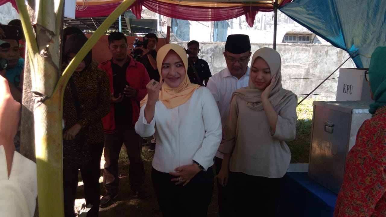 Paslon Walikota Bengkulu Linda Melakukan Pencoblosan 