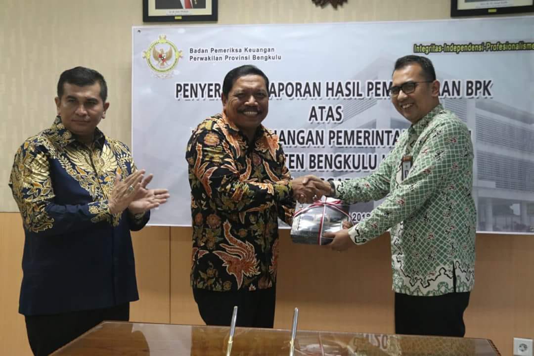Tampak Bupati BU Ir.Mian Menerima Penghargaan WTP dari BPK RI Perwakilan Bengkulu