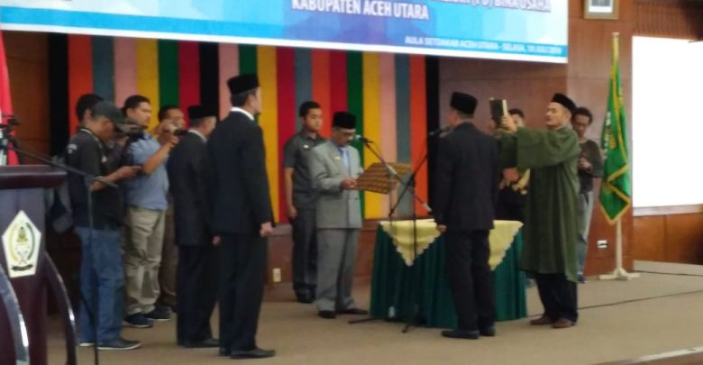 Bupati Aceh Utara H. Muhammad Thaib Sedang Melantik T. Asmoni Sebagai Direktur PD Bina Usaha Kabupaten Aceh Utara